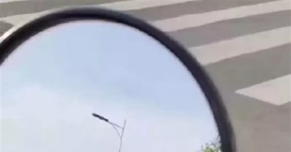 後照鏡露「胸」光！正妹豪乳大開入鏡