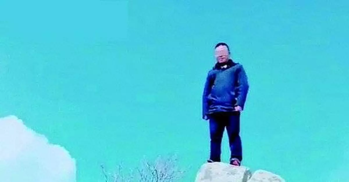 遊客腳踩「五嶽獨尊」拍照！泰山景區：快來承認錯誤