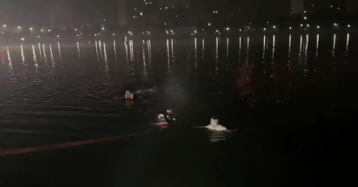 凌晨一點，外賣小哥橫渡一條江救下落水女子！