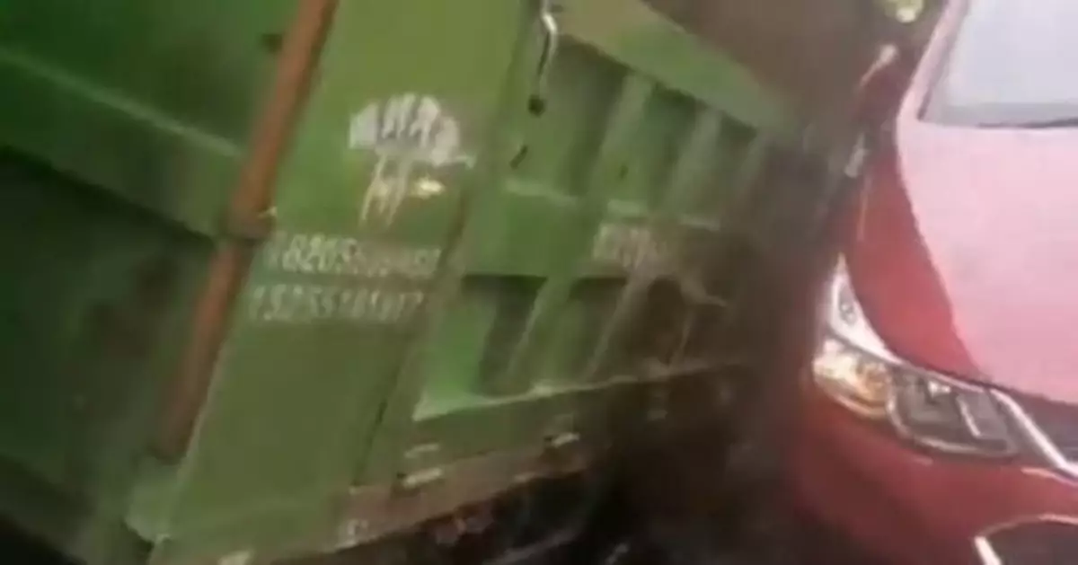 安徽合肥一路口發生地面塌陷，兩車陷入