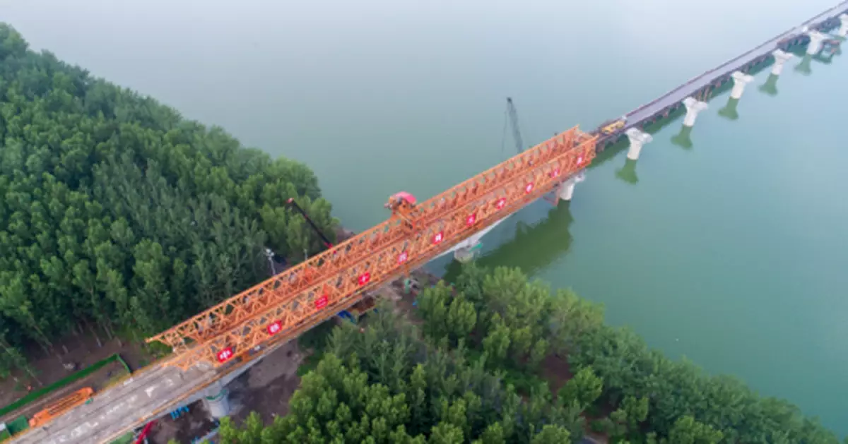 京唐鐵路跨潮白新河節段預製膠拼連續梁合龍