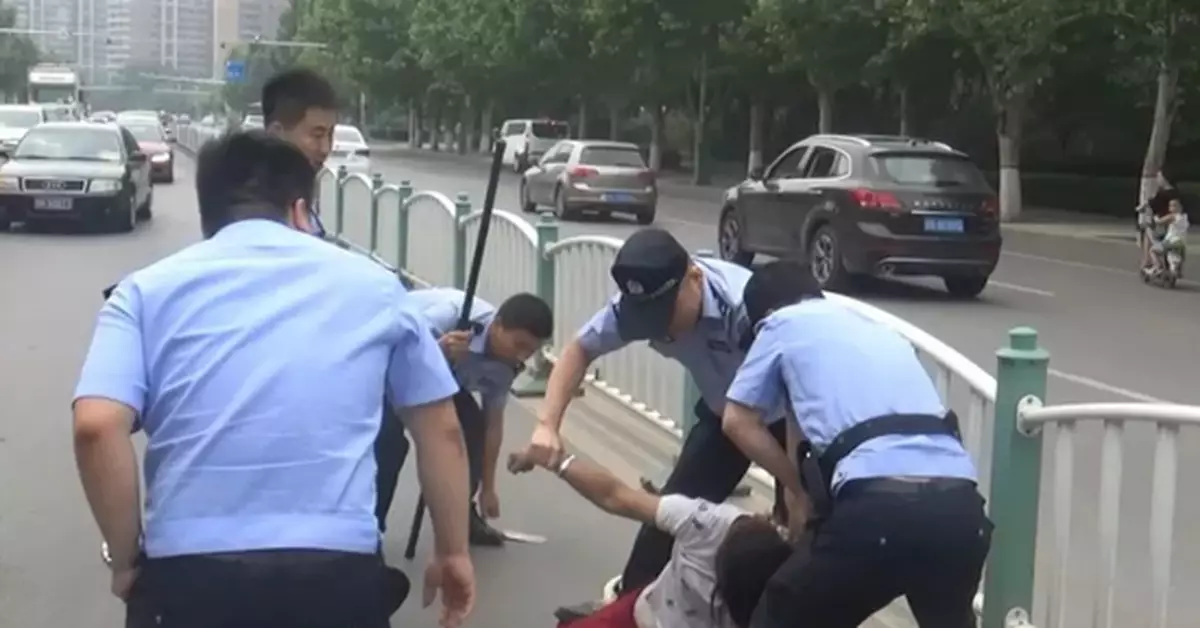 燕郊大街上一女子持刀奔逃 警方：系精神病患者