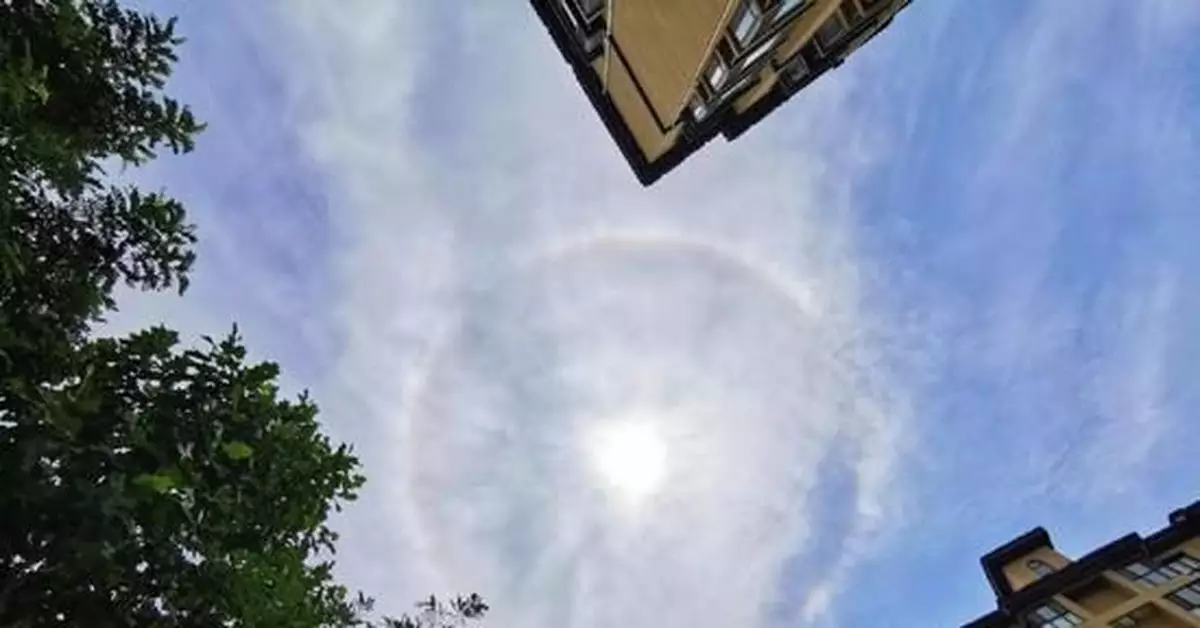 北京上空現日暈 網友：太陽套了層光圈(圖)