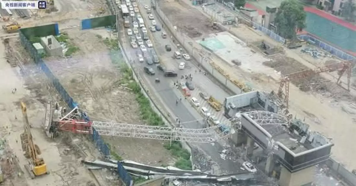 突發！武漢一工地塔吊倒塌