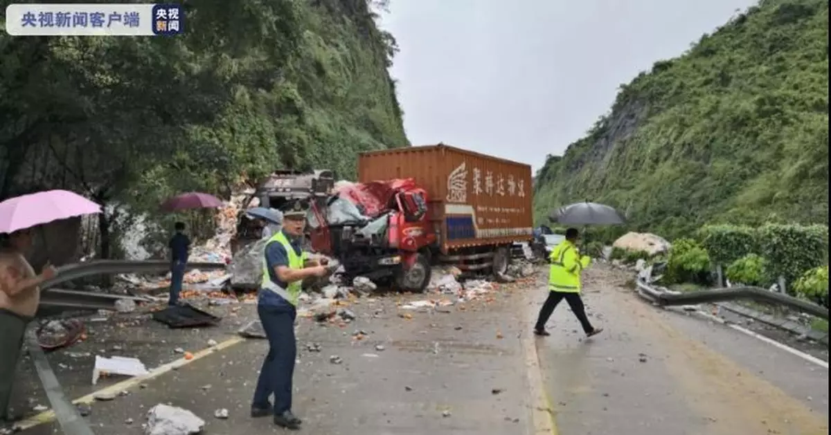 驚險！高速路上巨石滾落砸中2輛大貨車致2人受傷