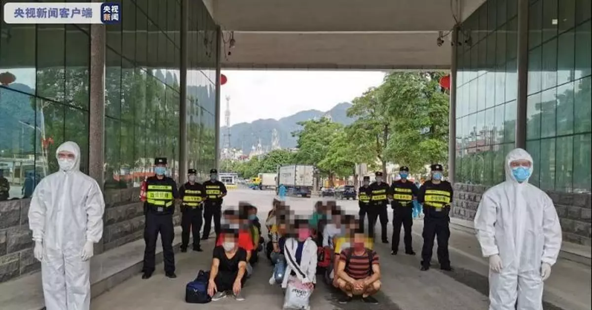 22名非法入境走私外籍人員結束刑期被遣送出境