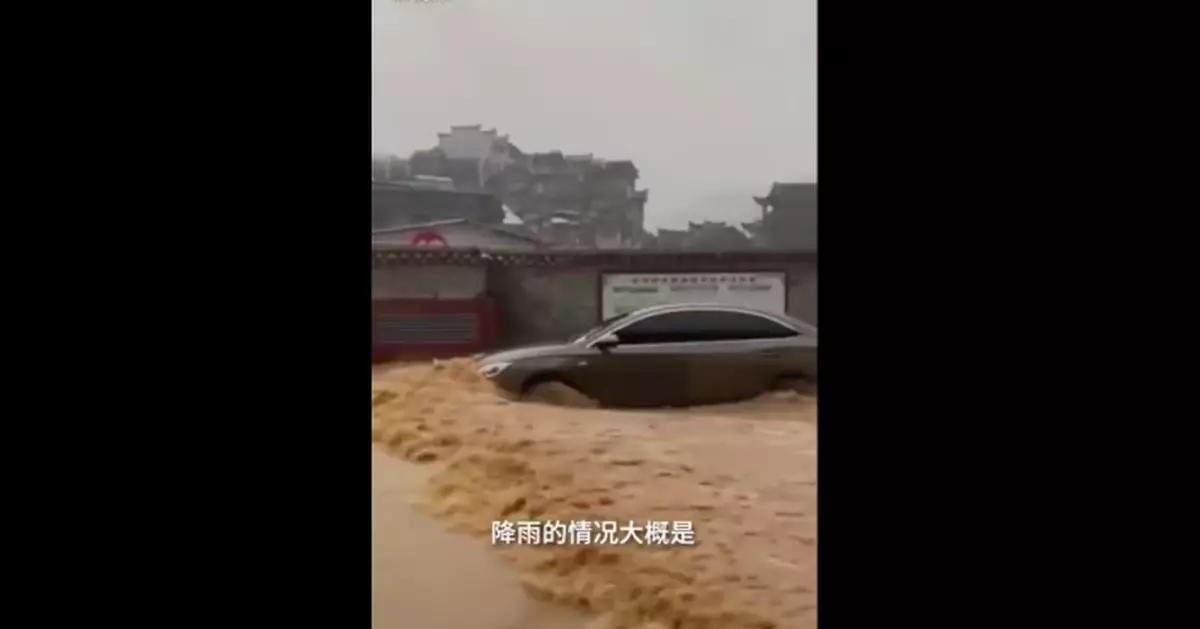湖南暴雨鳳凰古城變水城:路面行車如開船 門面被淹