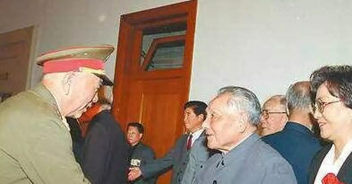揭秘：鄧小平辭職前為何提名73歲劉華清任軍委副主席