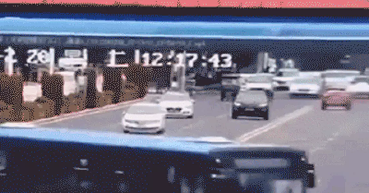 警方通報貴州公交車墜湖事件：司機蓄意報復社會