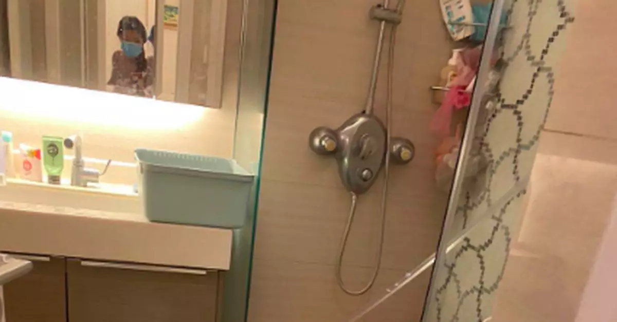 精裝房浴室玻璃門炸裂，19歲女孩身上多處被扎傷