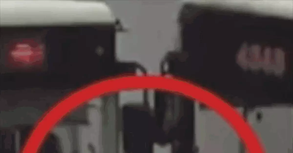 震驚！兩公交司機馬路中間佔道遞檳榔，網友怒了