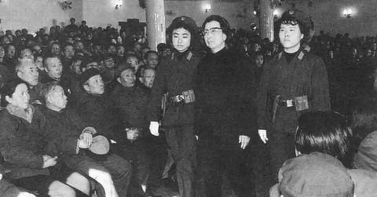 84年江青想拜謁毛澤東紀念堂被拒用筷子插喉嚨