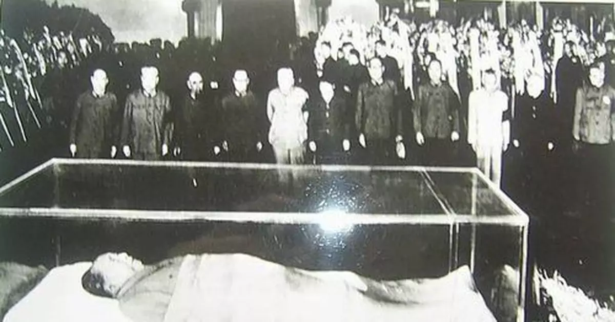 江青在毛澤東弔唁期間忙打牌只守靈一天