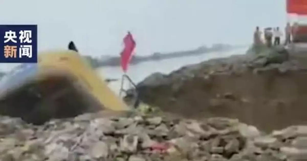 太驚險！決堤後 ，挖掘機瞬間被沖走…