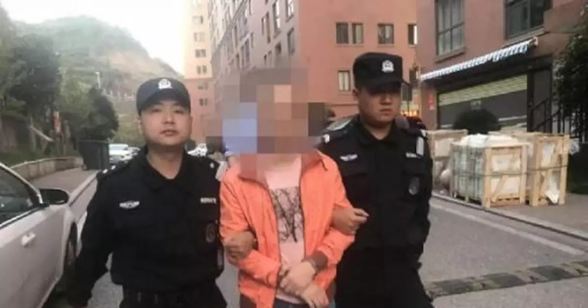 警方突襲涉黃直播抓14人 有人男扮女裝色情表演