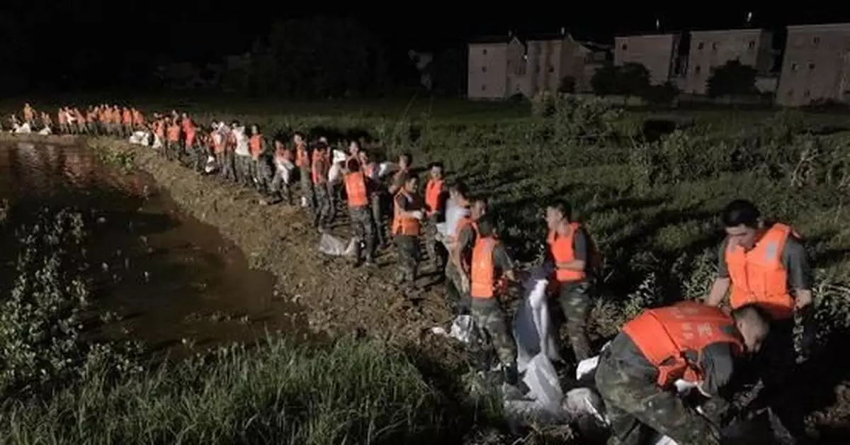 江西鄱陽縣一圩堤突發管涌 上百火箭軍官兵連夜封堵