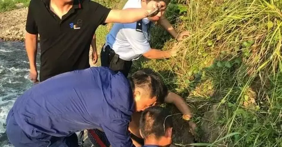 孩子溪里游泳突然不見！再一看，岸邊涵洞伸出一隻手