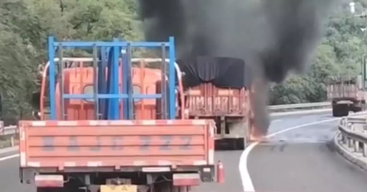 居庸關長城附近一輛卡車起火，致交通大面積擁堵