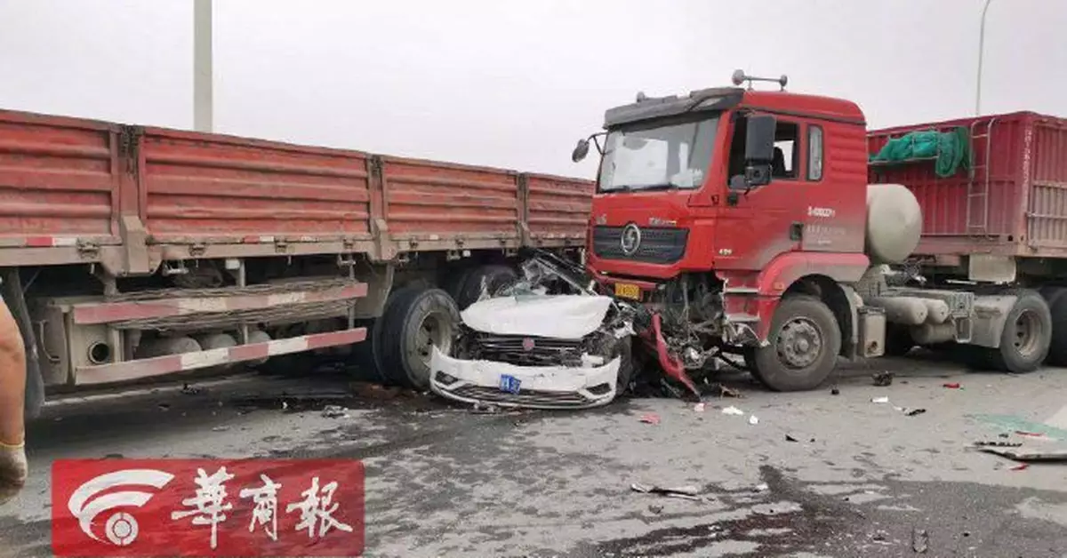 西安發生嚴重車禍十餘輛汽車連撞 多輛車變形嚴重