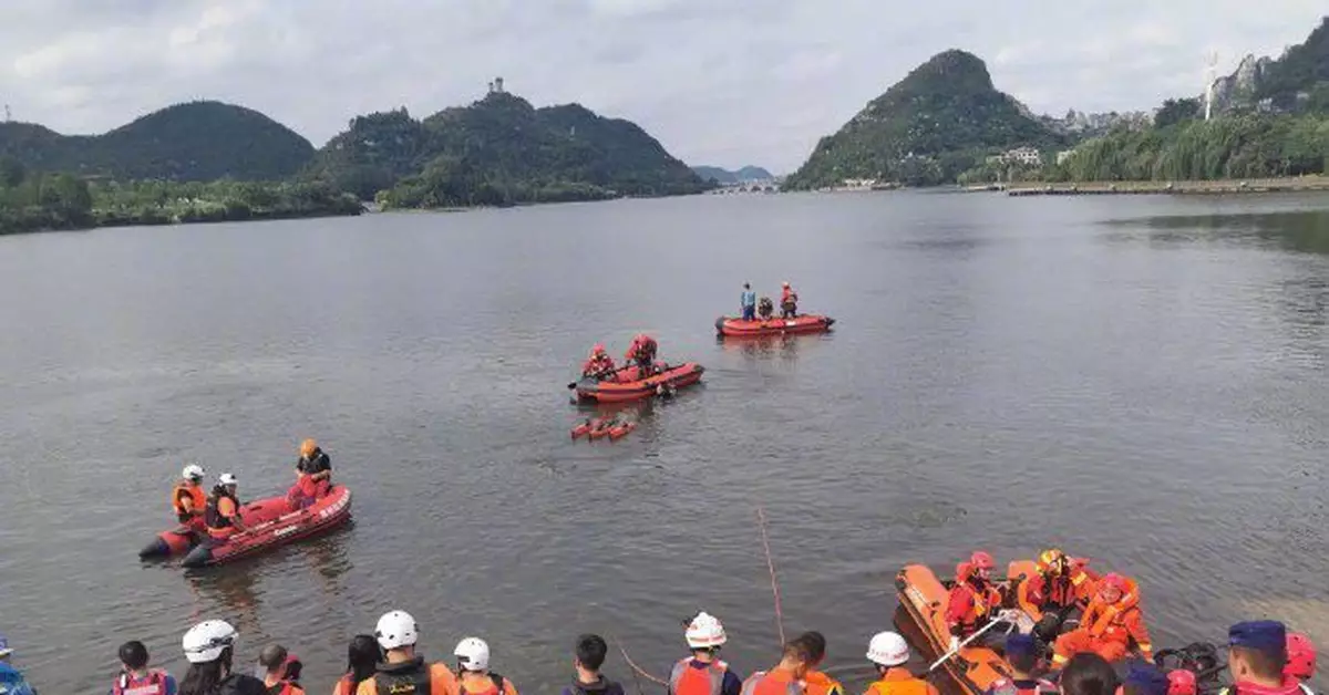 貴州安順公交墜湖15人在醫院救治 1名傷者已出院