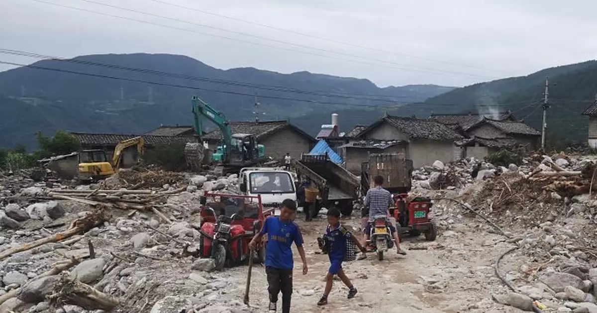 冕寧特大暴雨中的村莊:山石砸毀民房 3面牆都被沖走