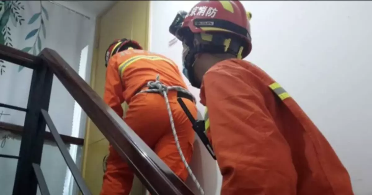 太作！為挽回女友，男子跳樓還高空拋物，刑拘！