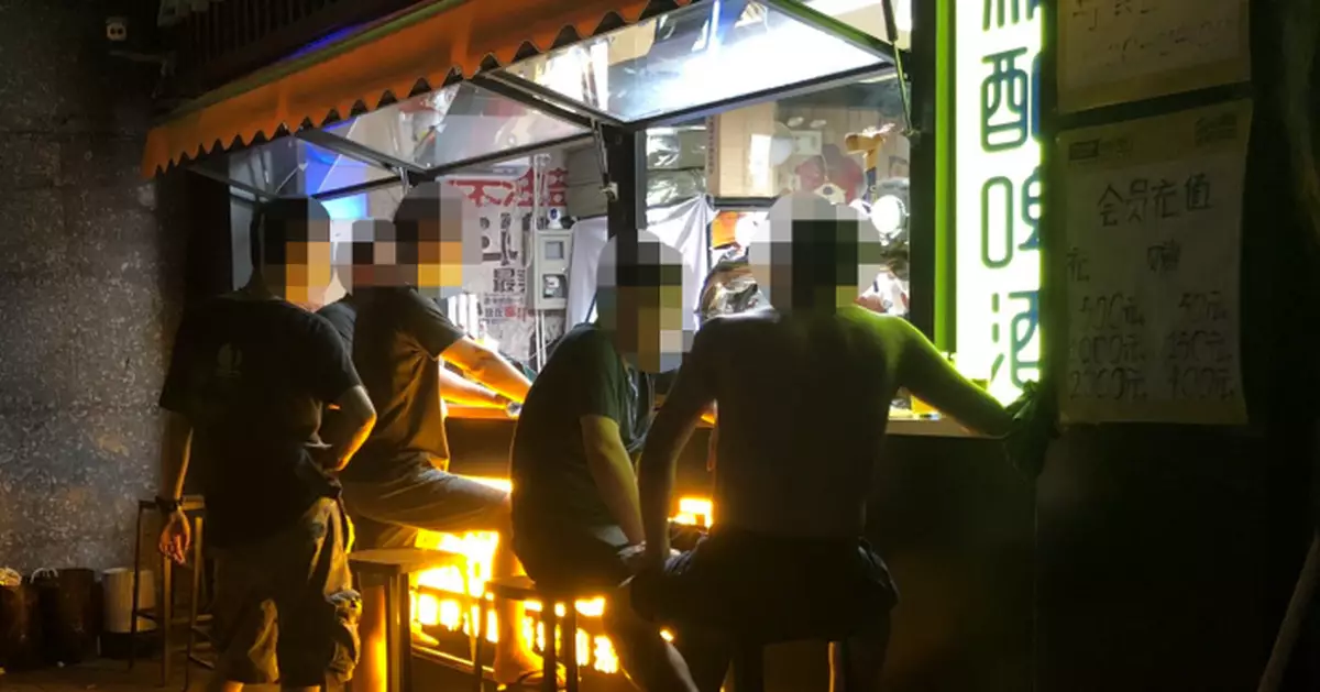 辣眼睛！桑拿天「膀爺」又出沒，咱穿好衣服行嗎？