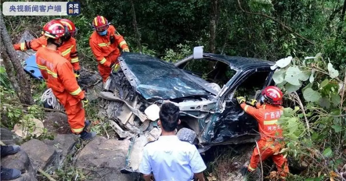 廣西都安一皮卡車墜入70米山崖 致3人遇難2人受傷