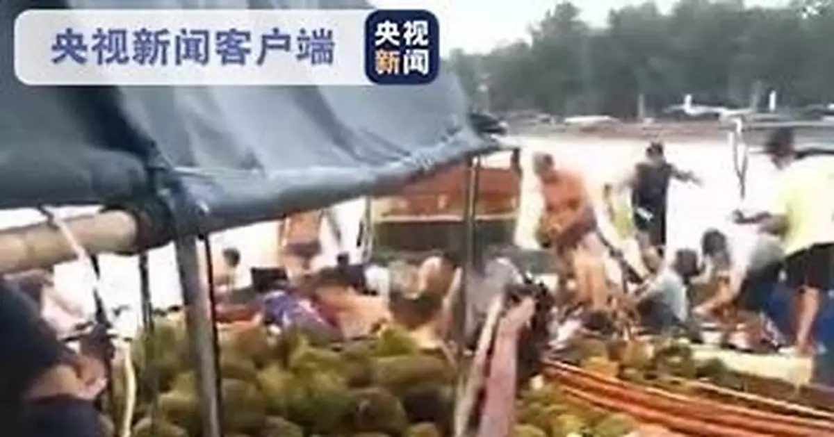 廣西一貨船側翻 村民哄搶食用榴槤後出現食物中毒