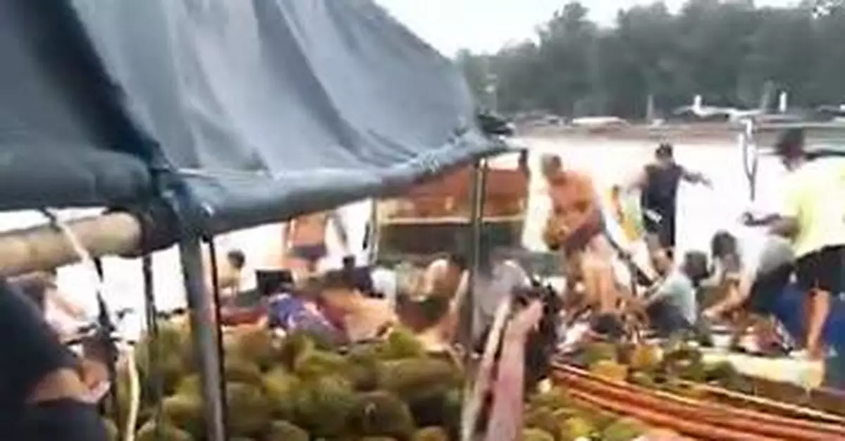 廣西一貨船側翻榴槤遭哄搶 吃了的陸續出現食物中毒