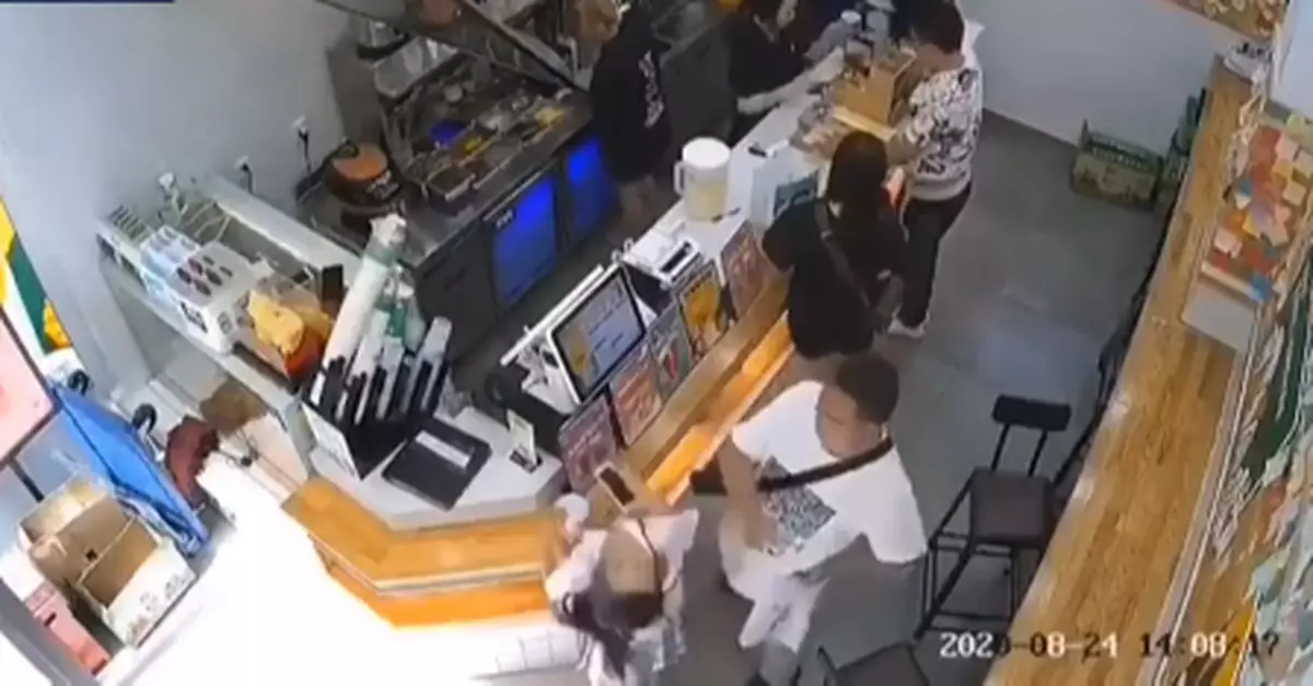 女孩店內遭陌生男子扇巴掌，原因竟是……