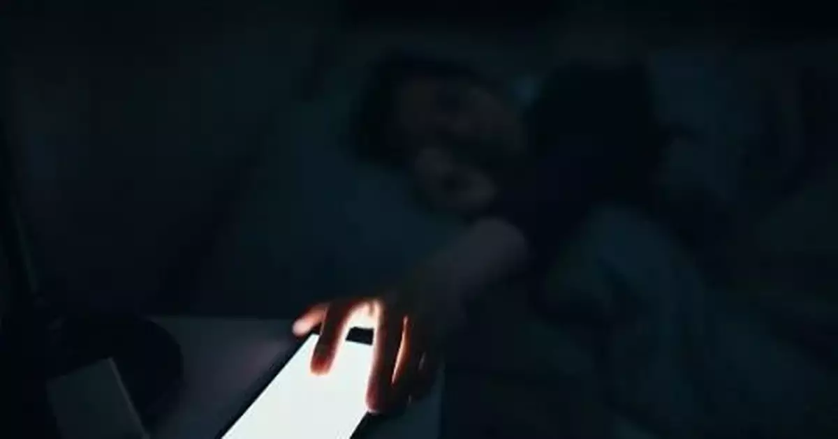 警惕！上廁所最好別看手機！原因很扎心......