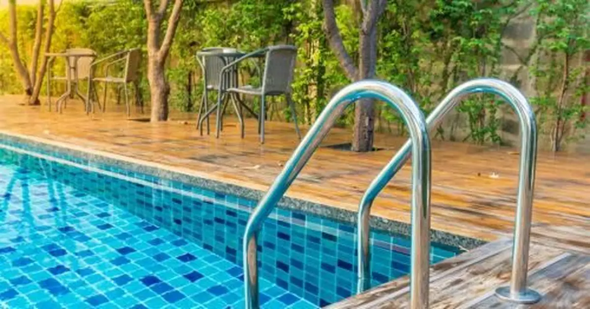 5星飯店游泳見8坨黃金飄池裏 旅客崩潰