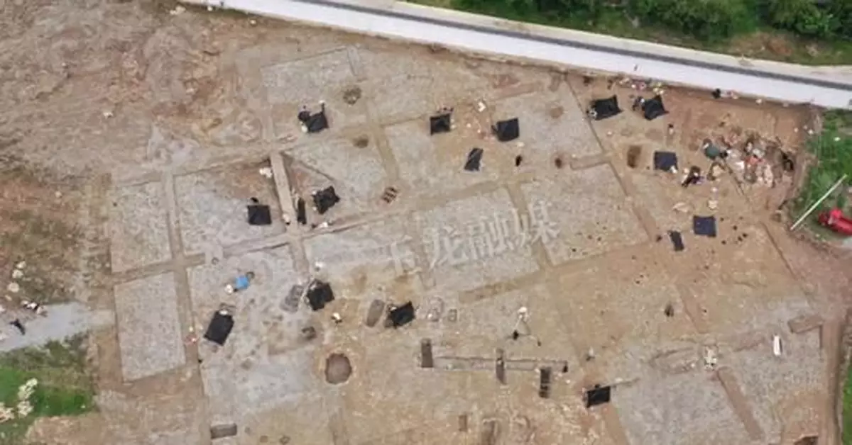 雲南一中學球場發現3千平米古墓 初判為春秋戰國時期