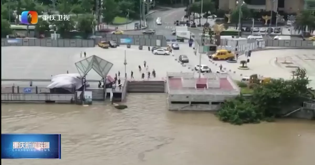 重慶多處知名景點被淹，坐輕軌像在坐船