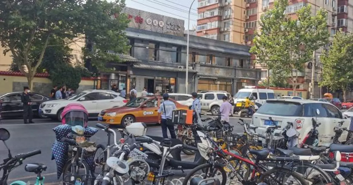 今天中午海淀一飯館爆炸，從後廚搬出四個煤氣罐