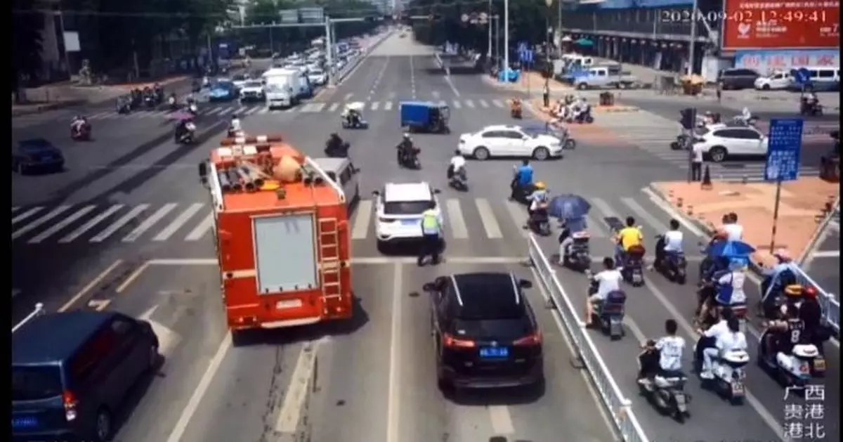 廣西貴港兩輛私家車因不禮讓消防車，被處罰