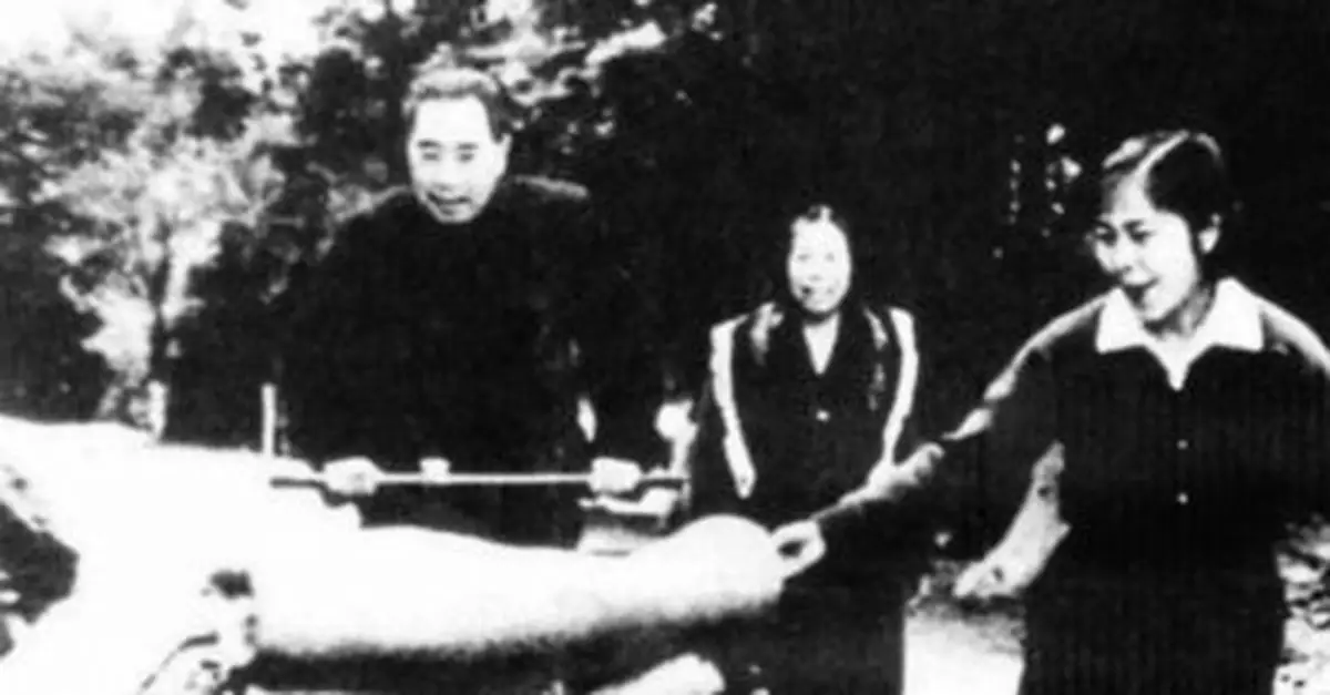 周恩來總理調研軼事：帶頭捐資修建公用浴室