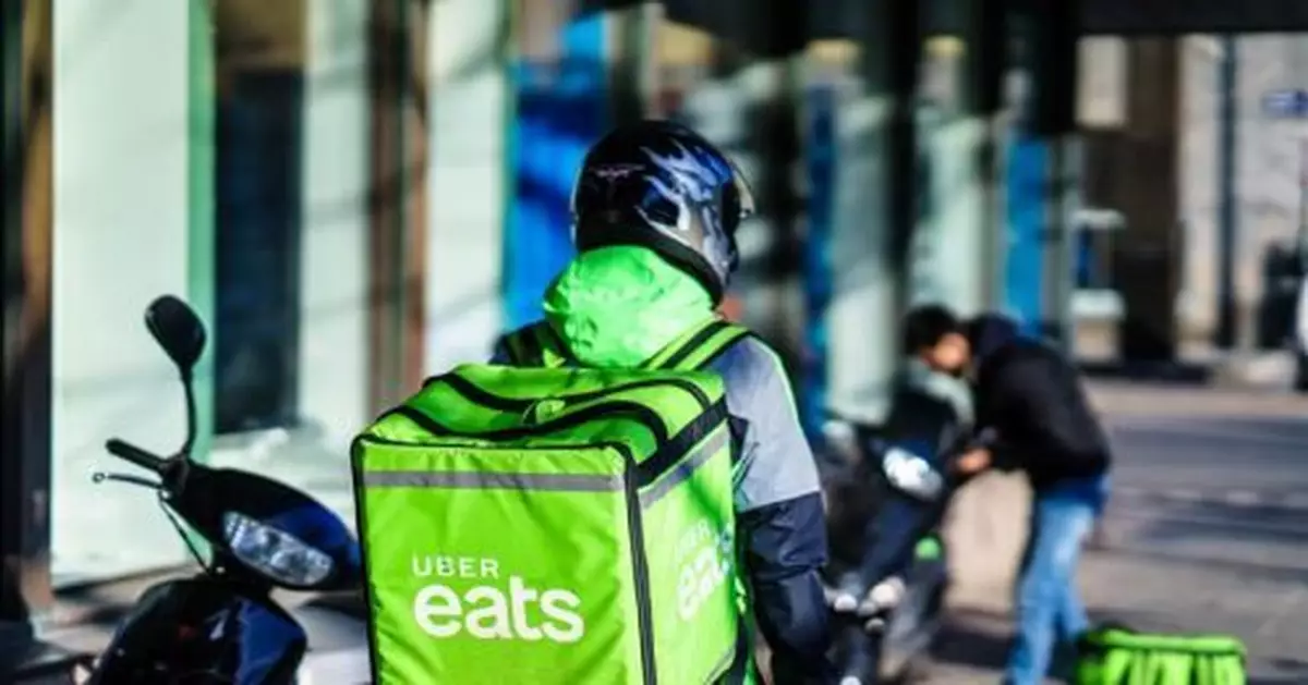 正妹僅穿蕾絲開門取餐 他猛盯「兩粒」結果……