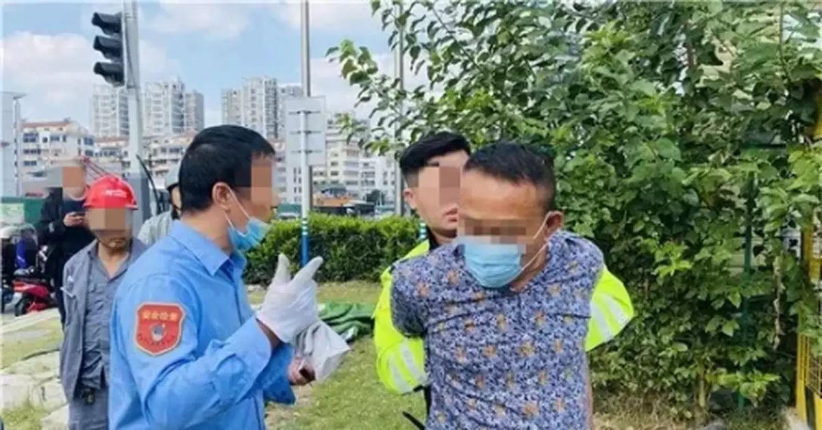 公交車司機突然拋下一車人，狂奔400多米……