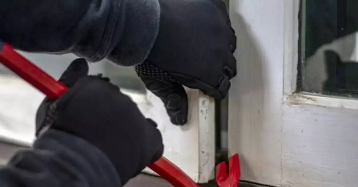 把劫匪都說哭了！真·「教科書式自救」！