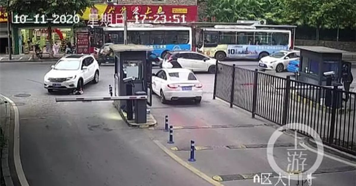 重慶8歲小女孩被壓車底 熱心市民抬車救人