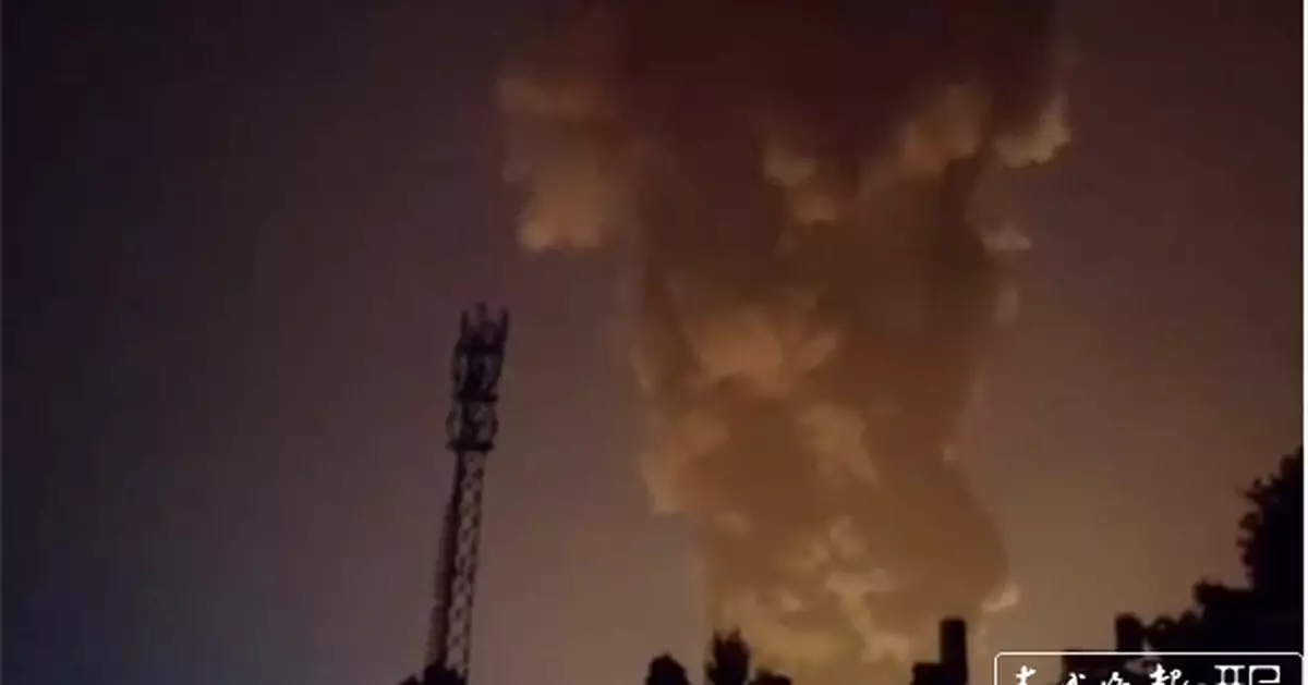 昆明一海綿廠突發大火，附近居民已被疏散