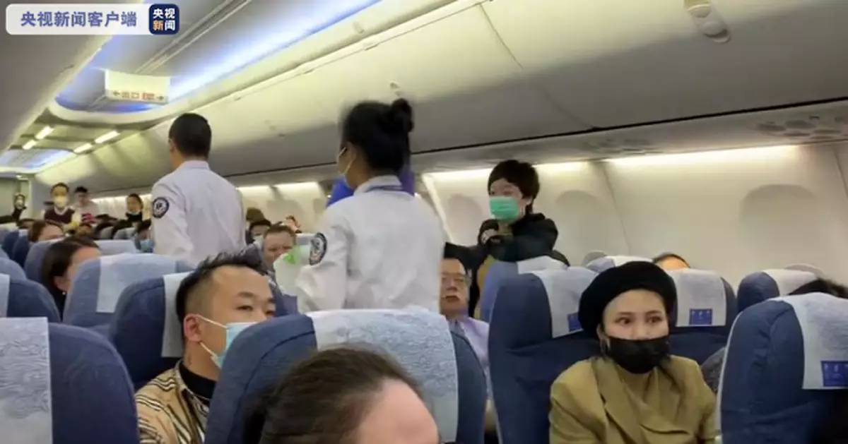 上海飛重慶航班一乘客突發重病 深夜備降武漢機場