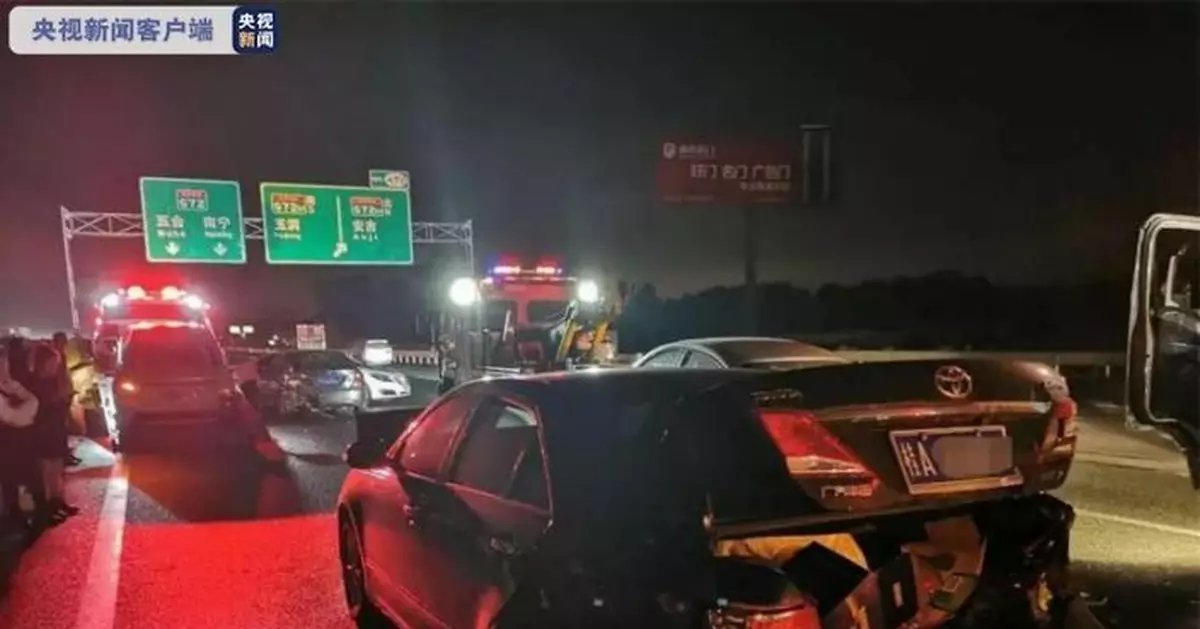 廣西一高速路段100米內29車追尾