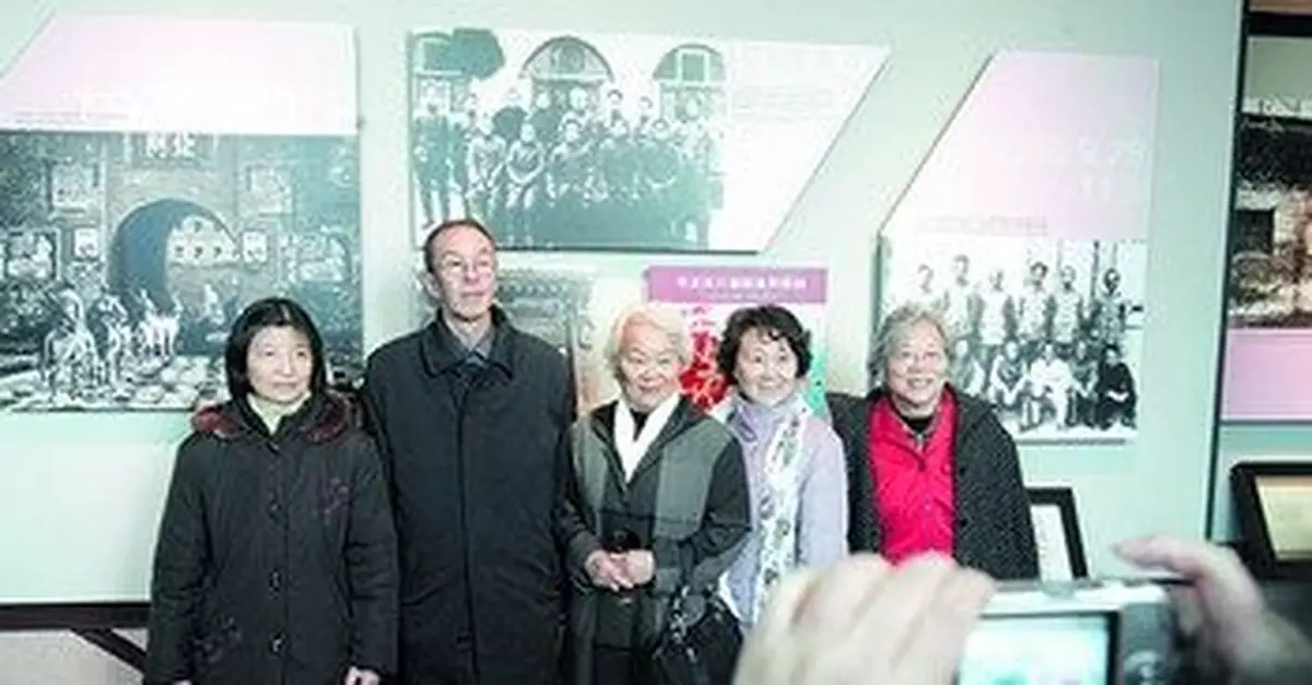 周恩來等26位元勛後代湖南花明樓追憶劉少奇