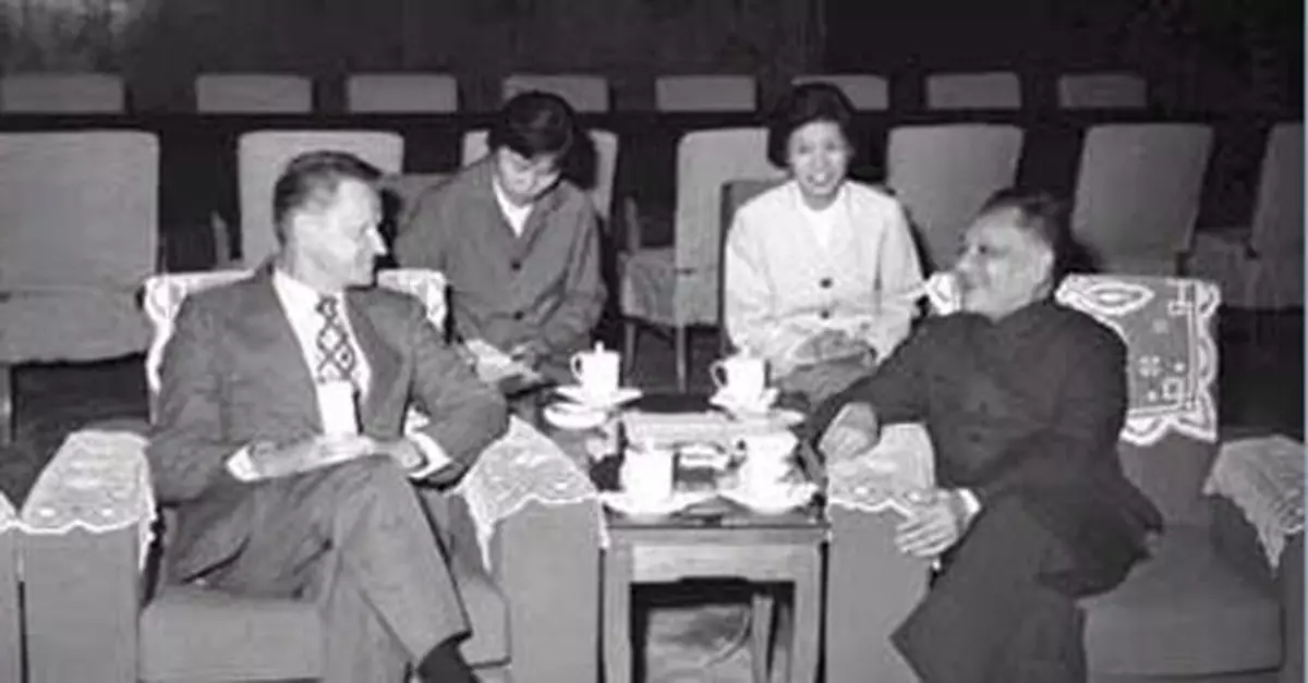 鄧小平為何政治上屢經浮沉而不倒