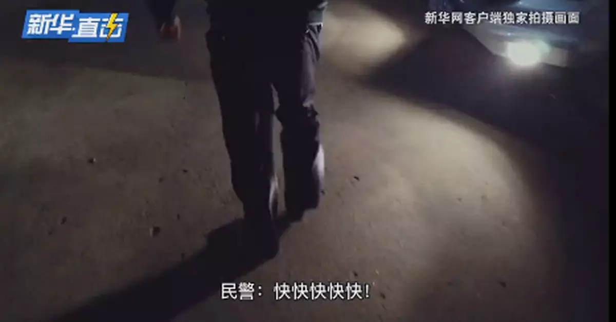 記者隨警行動直搗毒窩，涉毒嫌疑人手槍就藏在床上