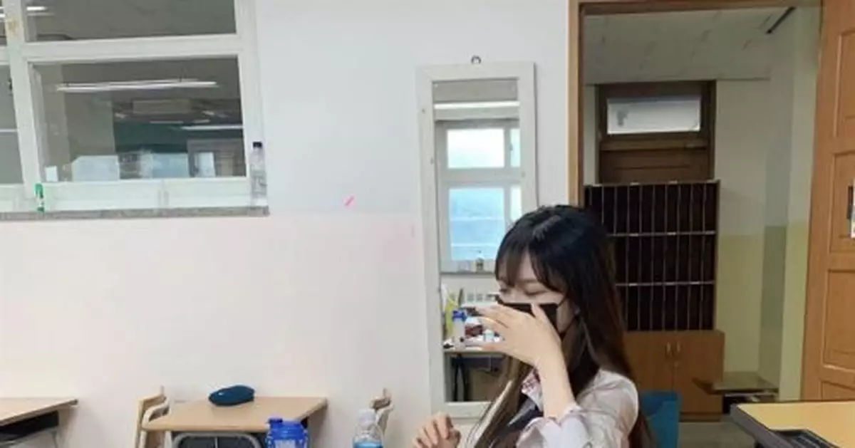 上課遇見「超辣女學生」！短裙美腿秒殺一票同學