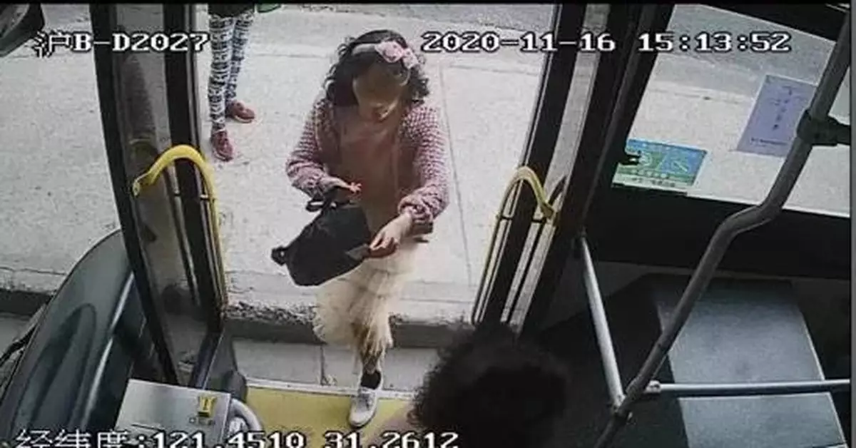 上海一乘客公交車上拒戴口罩，被警察帶走！